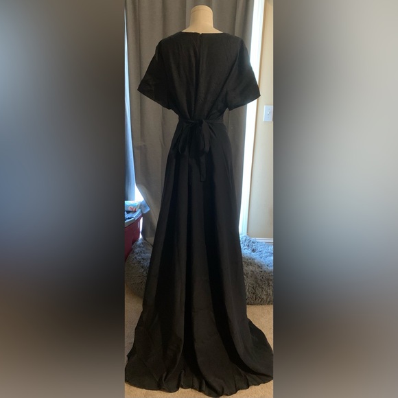 Elegant Black Evening Gown - Picture 2 of 3